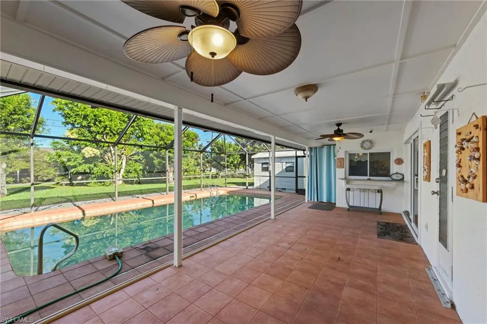 702 SE 10th Avenue Cape Coral, FL 33990