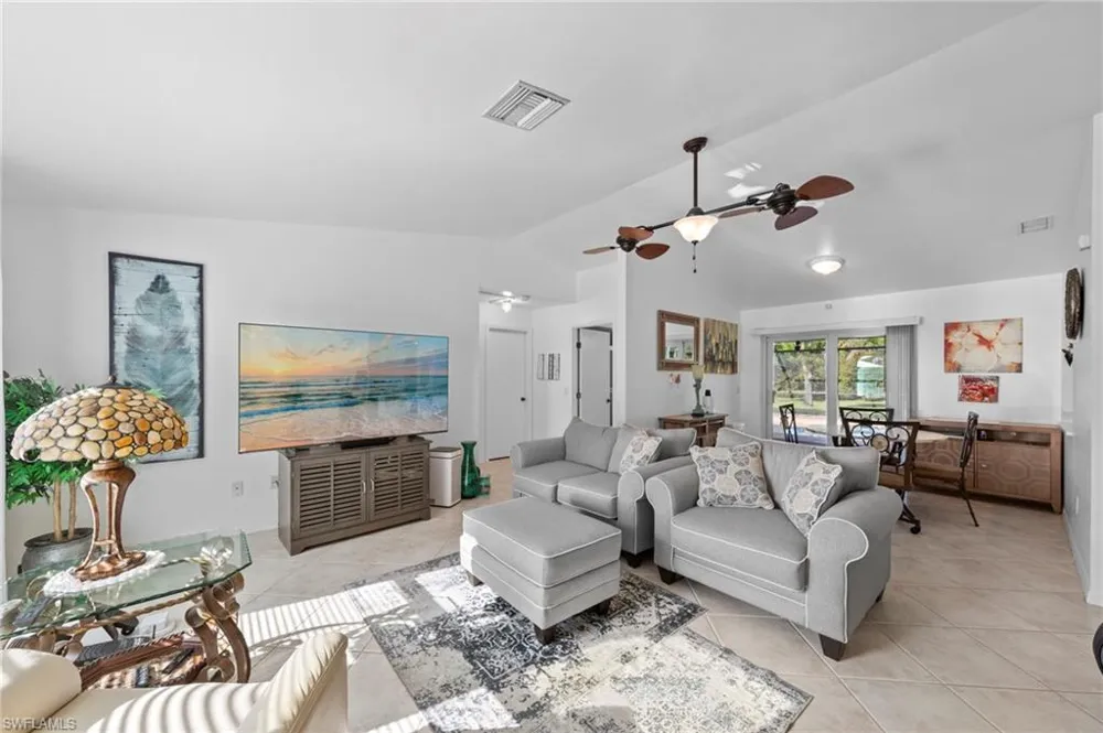 702 SE 10th Avenue Cape Coral, FL 33990