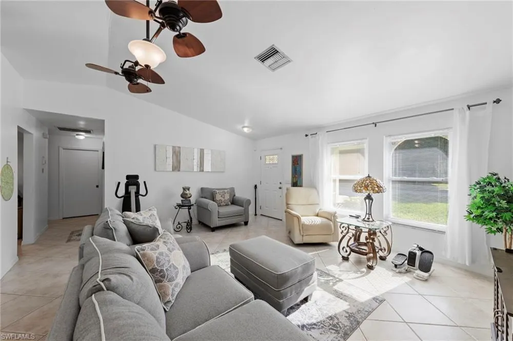 702 SE 10th Avenue Cape Coral, FL 33990