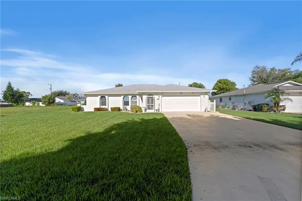 702 SE 10th Avenue Cape Coral, FL 33990