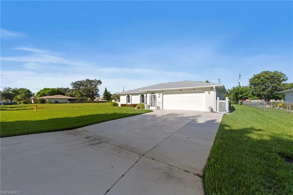 702 SE 10th Avenue Cape Coral, FL 33990