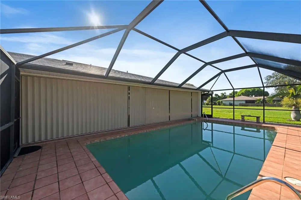 702 SE 10th Avenue Cape Coral, FL 33990
