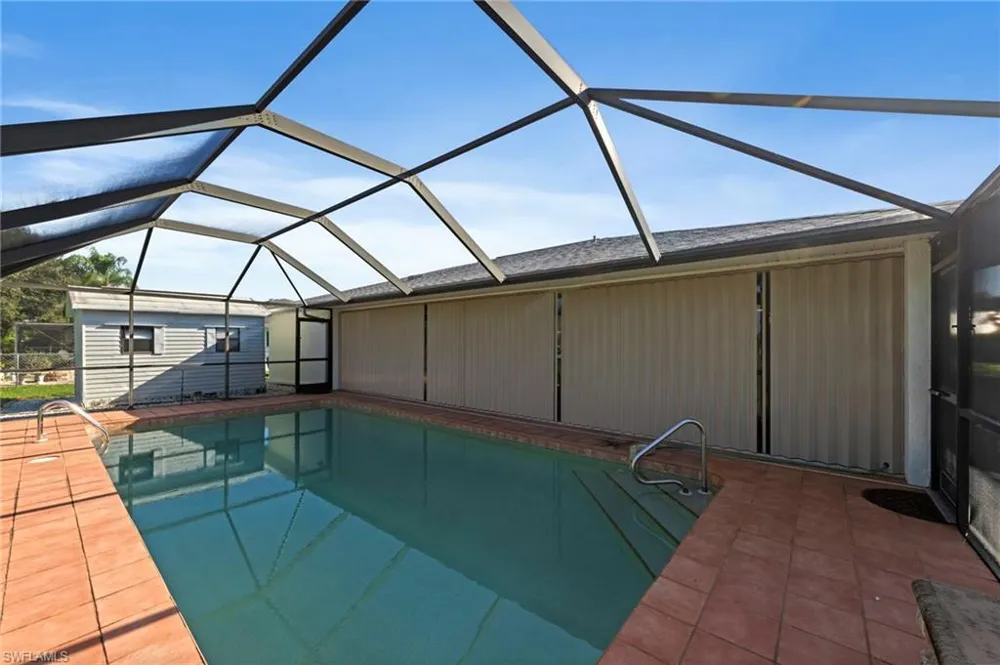 702 SE 10th Avenue Cape Coral, FL 33990