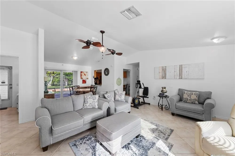 702 SE 10th Avenue Cape Coral, FL 33990