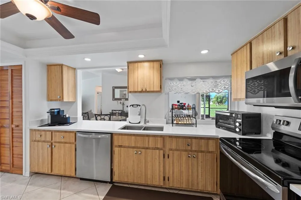 702 SE 10th Avenue Cape Coral, FL 33990