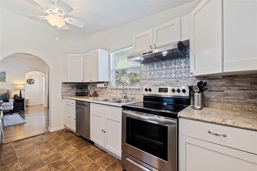 327 25TH STREET S St Petersburg, FL 33712