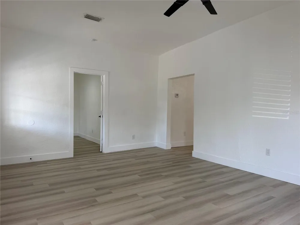 2604 E LAKE AVENUE Tampa, FL 33610
