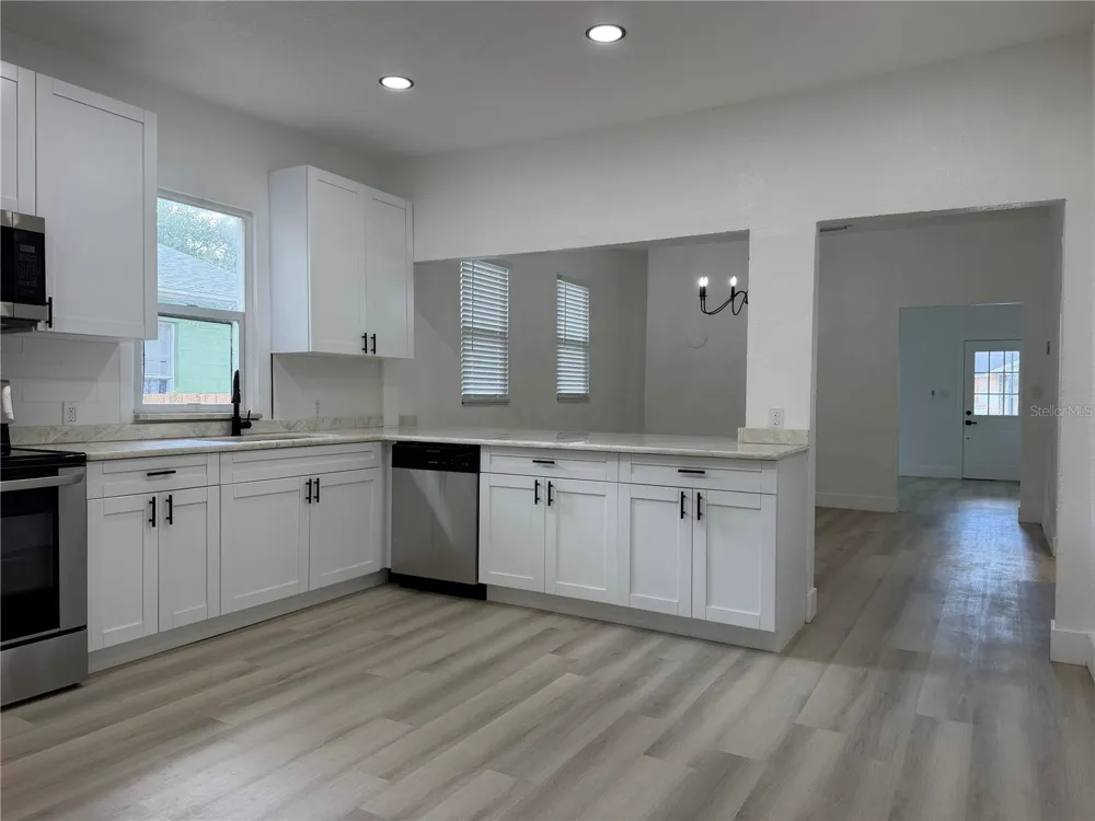 2604 E LAKE AVENUE Tampa, FL 33610