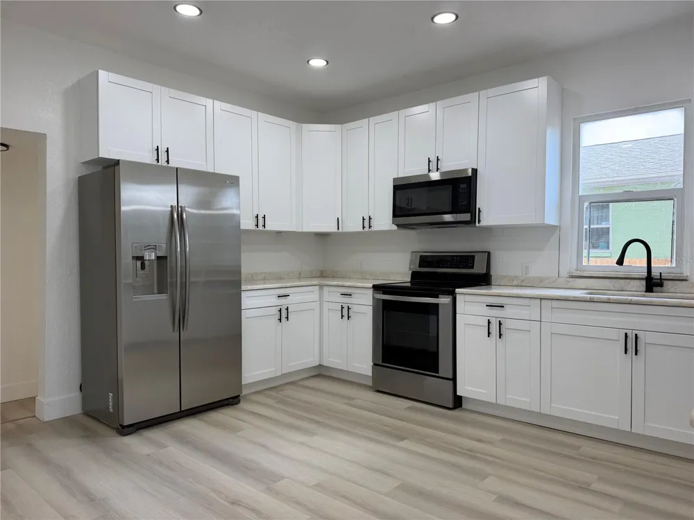 2604 E LAKE AVENUE Tampa, FL 33610