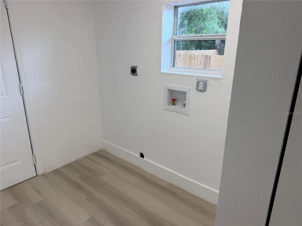 2604 E LAKE AVENUE Tampa, FL 33610