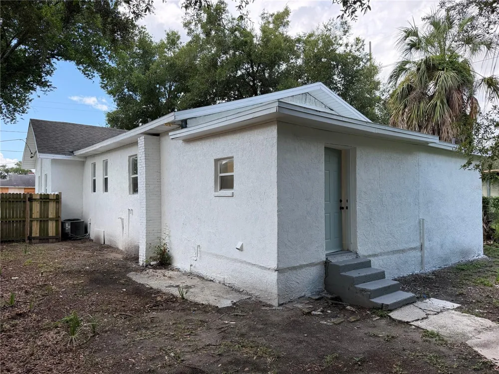 2604 E LAKE AVENUE Tampa, FL 33610