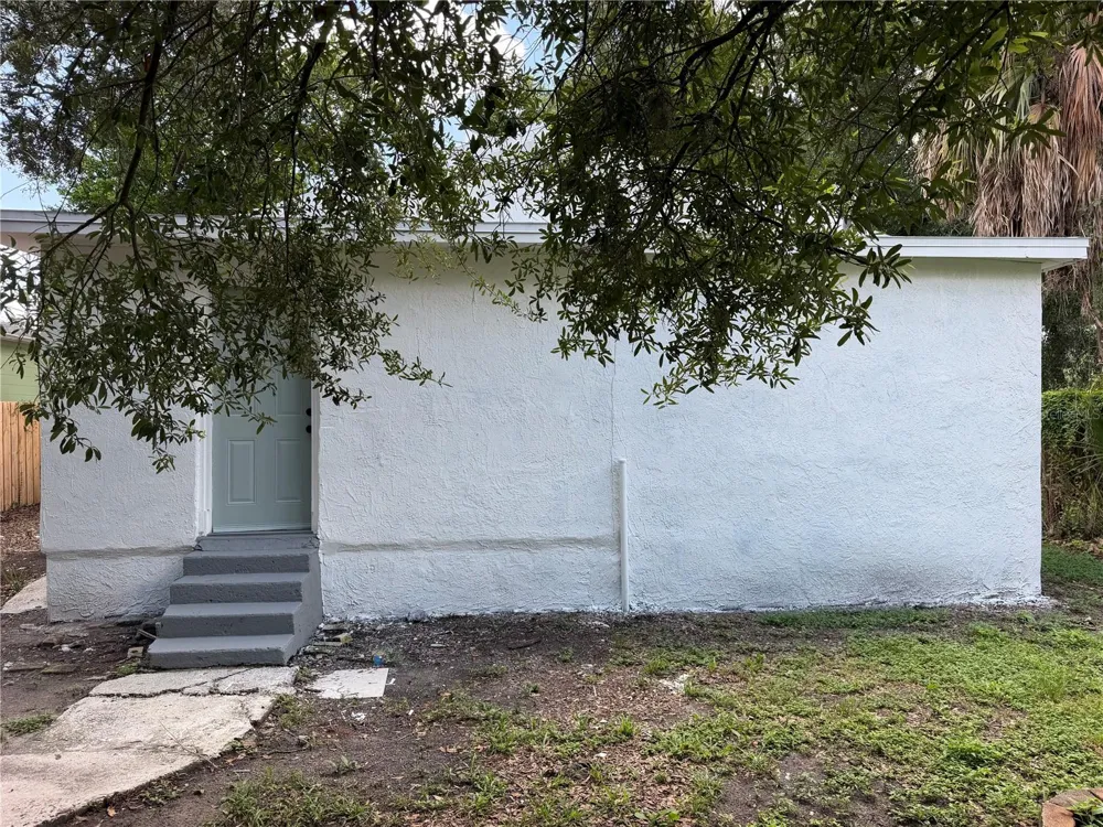 2604 E LAKE AVENUE Tampa, FL 33610