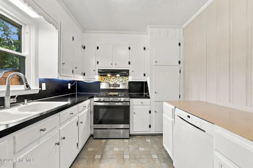 27 Croatan Avenue Bath, NC 27808