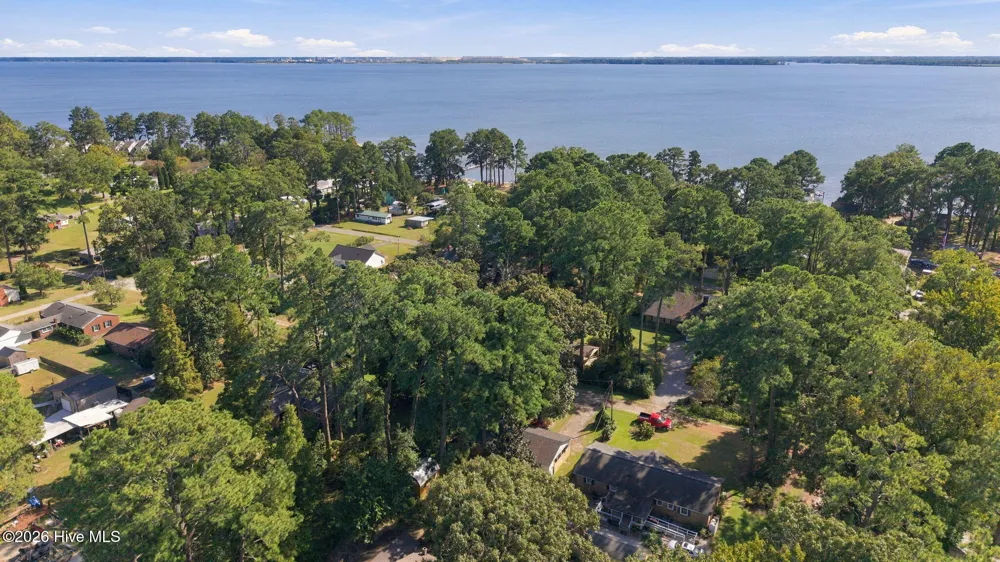 27 Croatan Avenue Bath, NC 27808