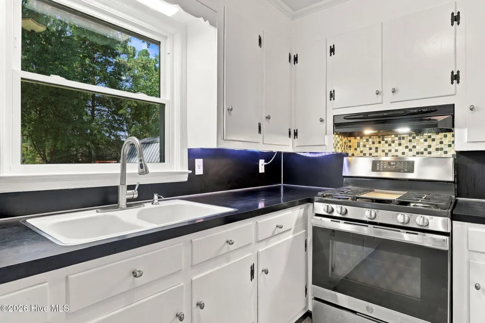 27 Croatan Avenue Bath, NC 27808