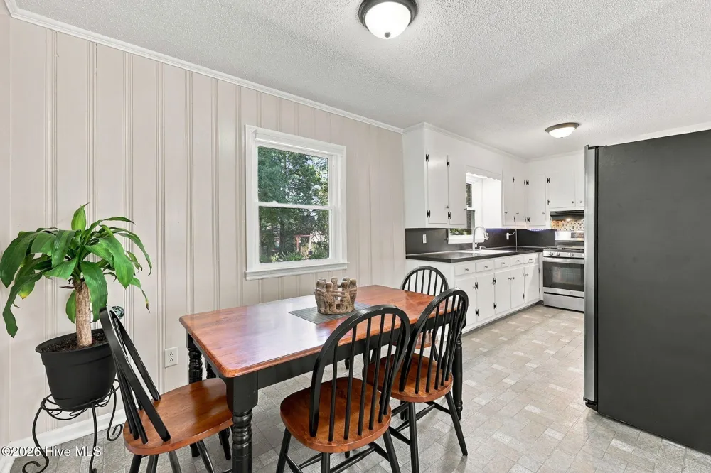 27 Croatan Avenue Bath, NC 27808