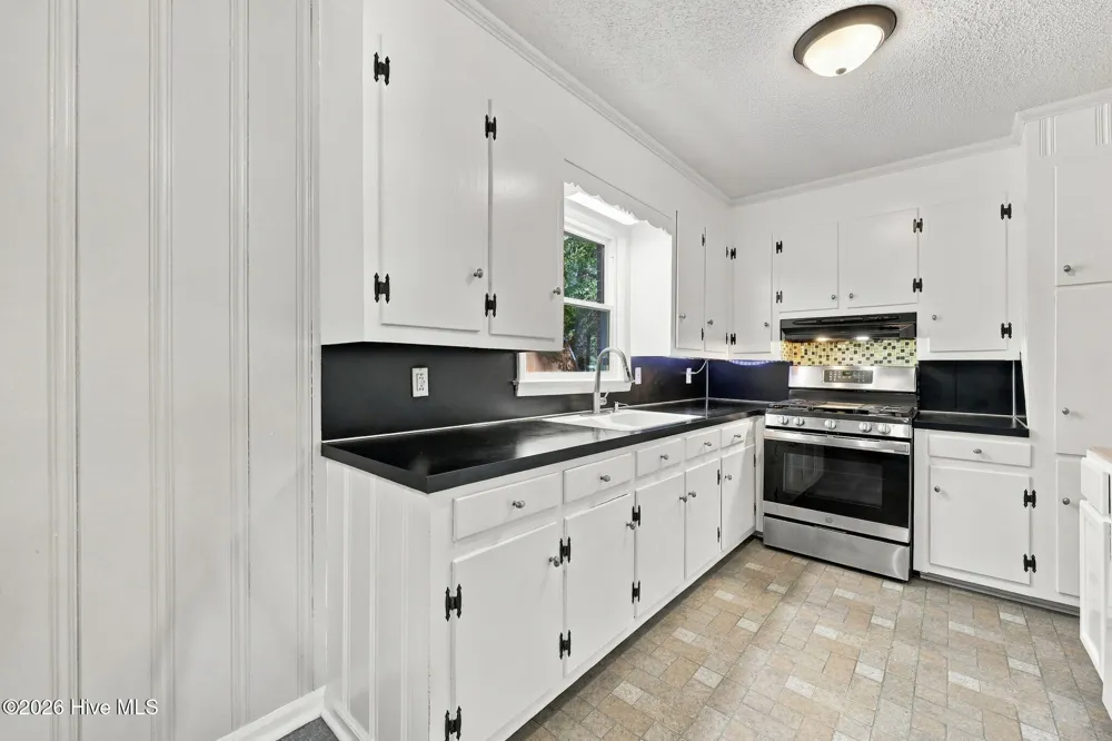 27 Croatan Avenue Bath, NC 27808