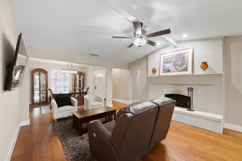 1602 Meadowglen Lane