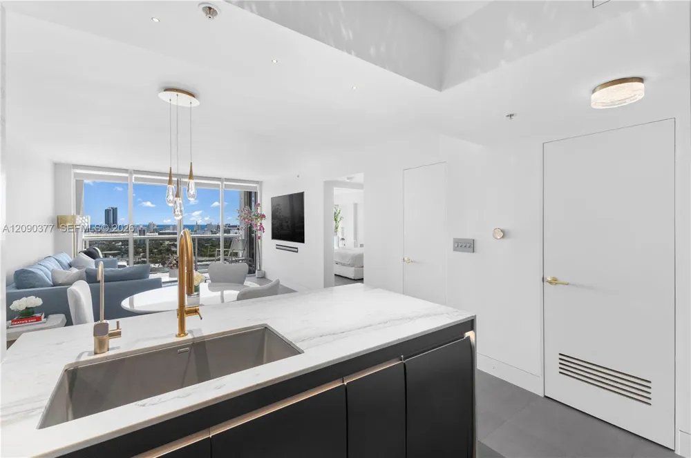 1800 Sunset Harbour Dr #2105 Miami Beach, FL 33139