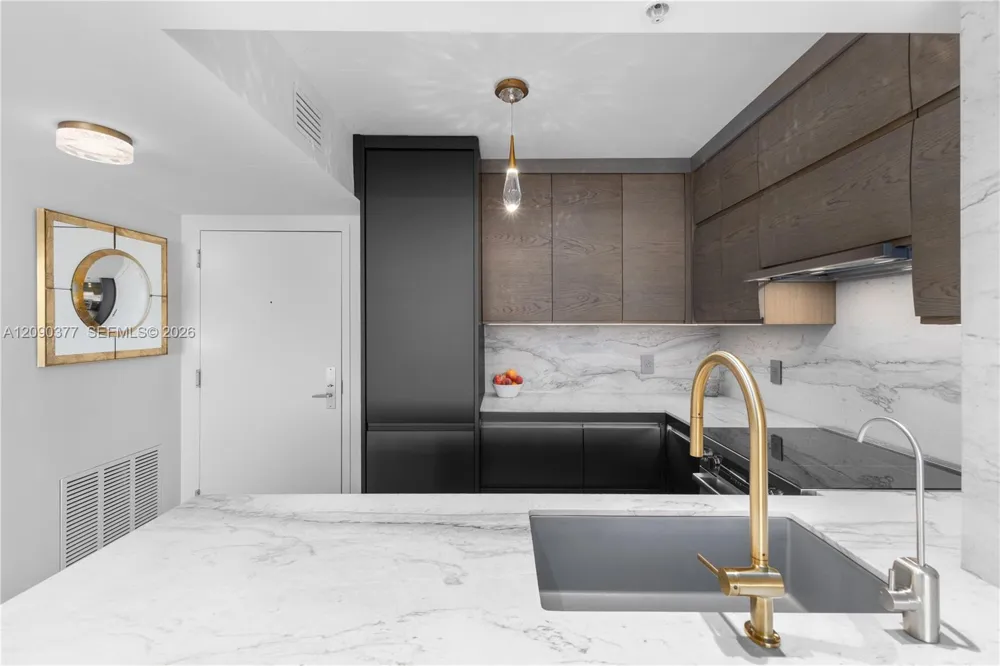 1800 Sunset Harbour Dr #2105 Miami Beach, FL 33139