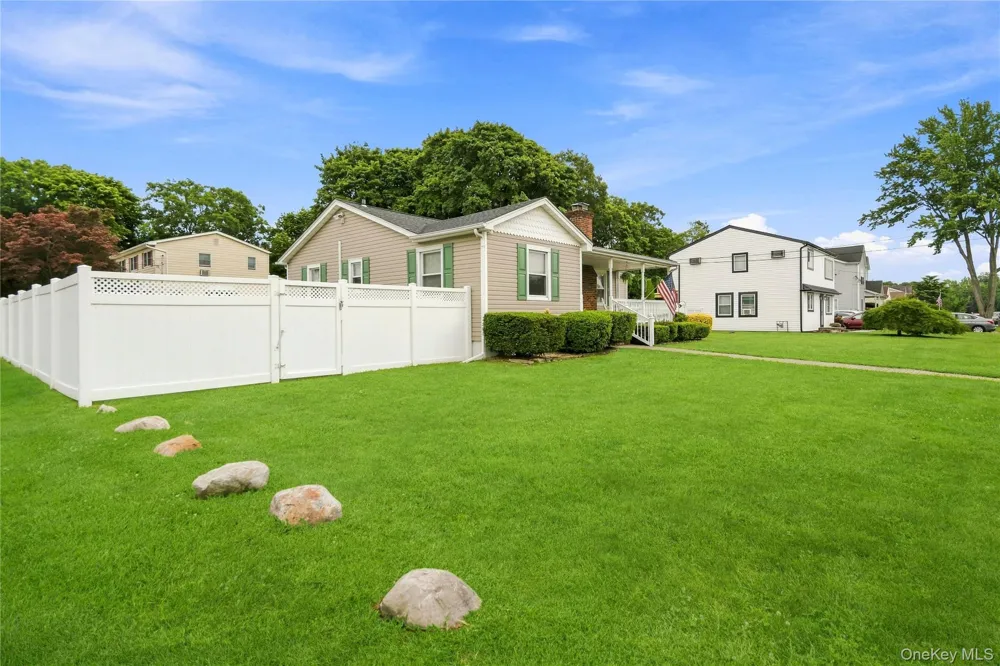 494 Putnam Avenue Lindenhurst, NY 11757