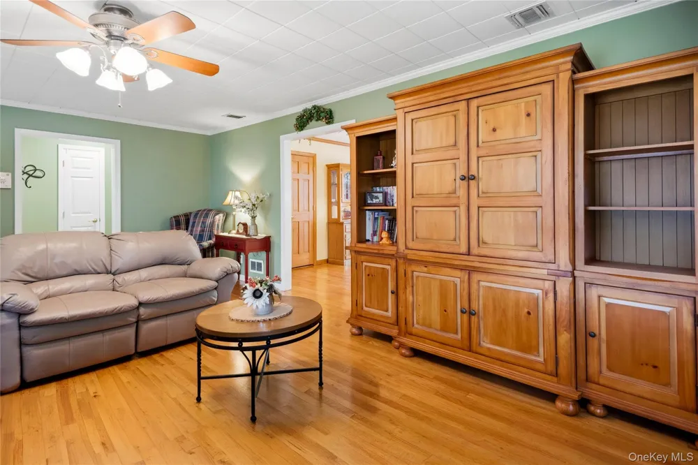 494 Putnam Avenue Lindenhurst, NY 11757