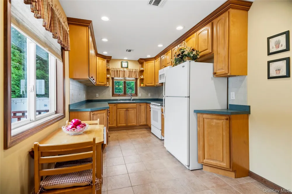 494 Putnam Avenue Lindenhurst, NY 11757