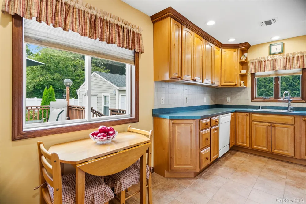 494 Putnam Avenue Lindenhurst, NY 11757