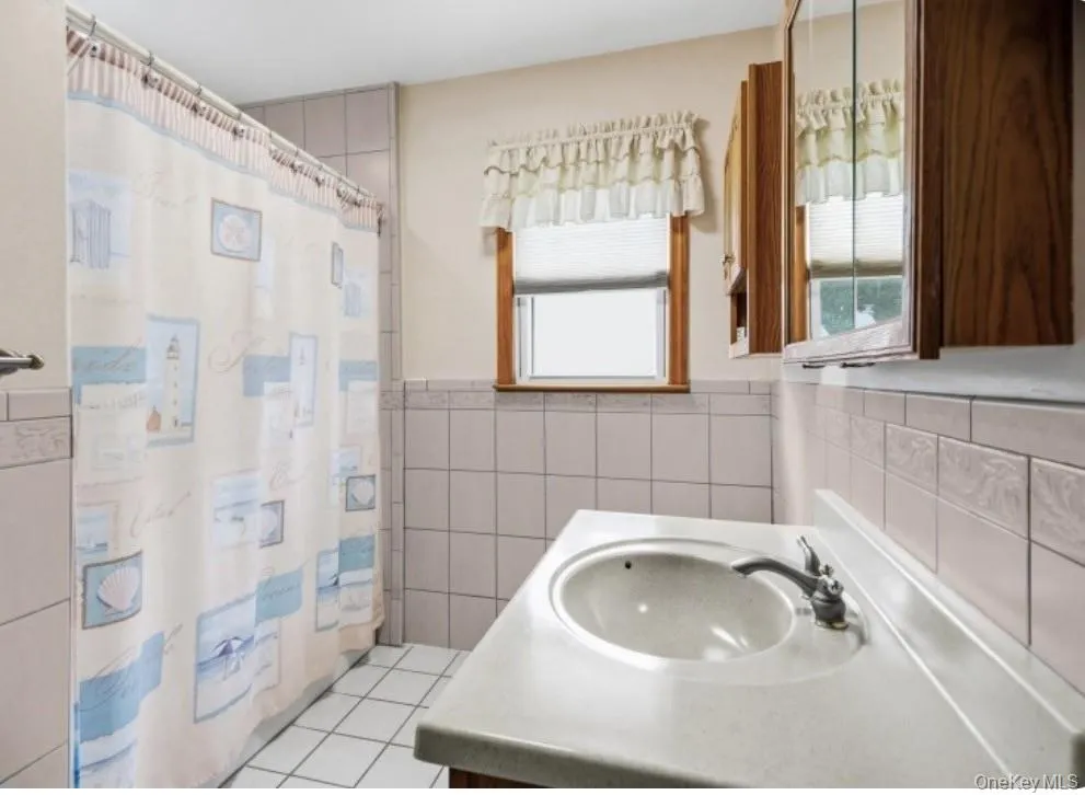 494 Putnam Avenue Lindenhurst, NY 11757