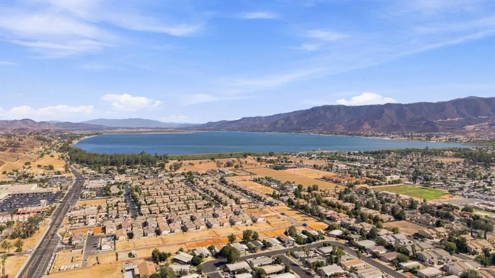16377 Lakeshore Dr. #2F Lake Elsinore, CA 92530