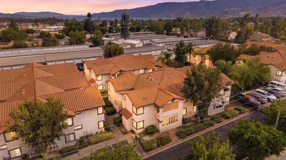 16377 Lakeshore Dr. #2F Lake Elsinore, CA 92530