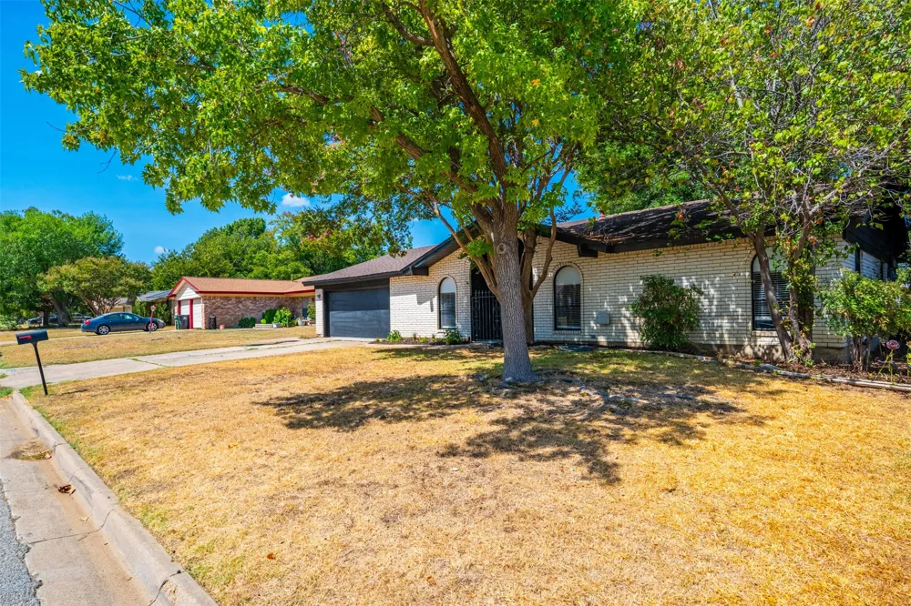 2105 Cottie Lane Arlington, TX 76010