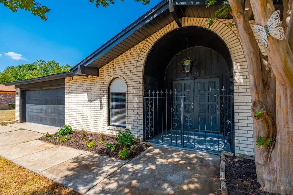 2105 Cottie Lane Arlington, TX 76010