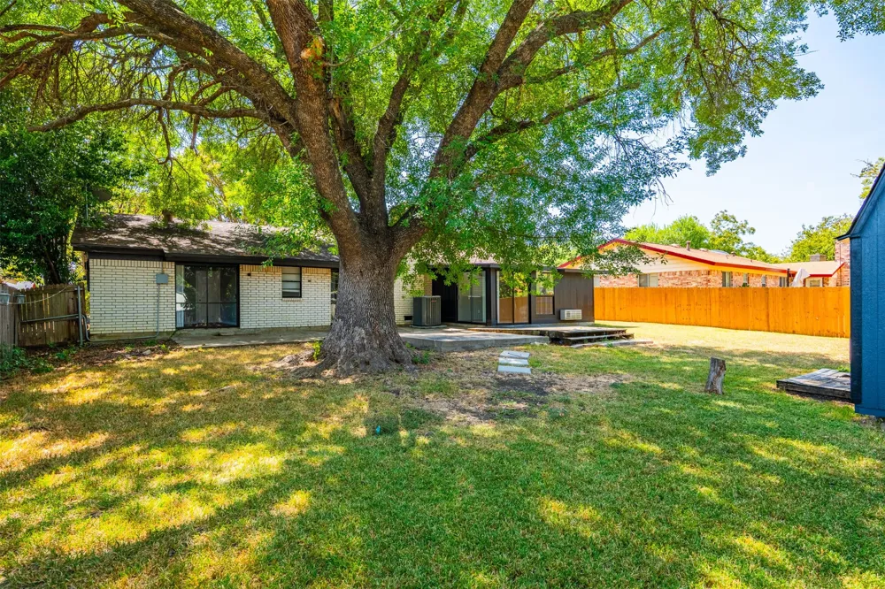 2105 Cottie Lane Arlington, TX 76010