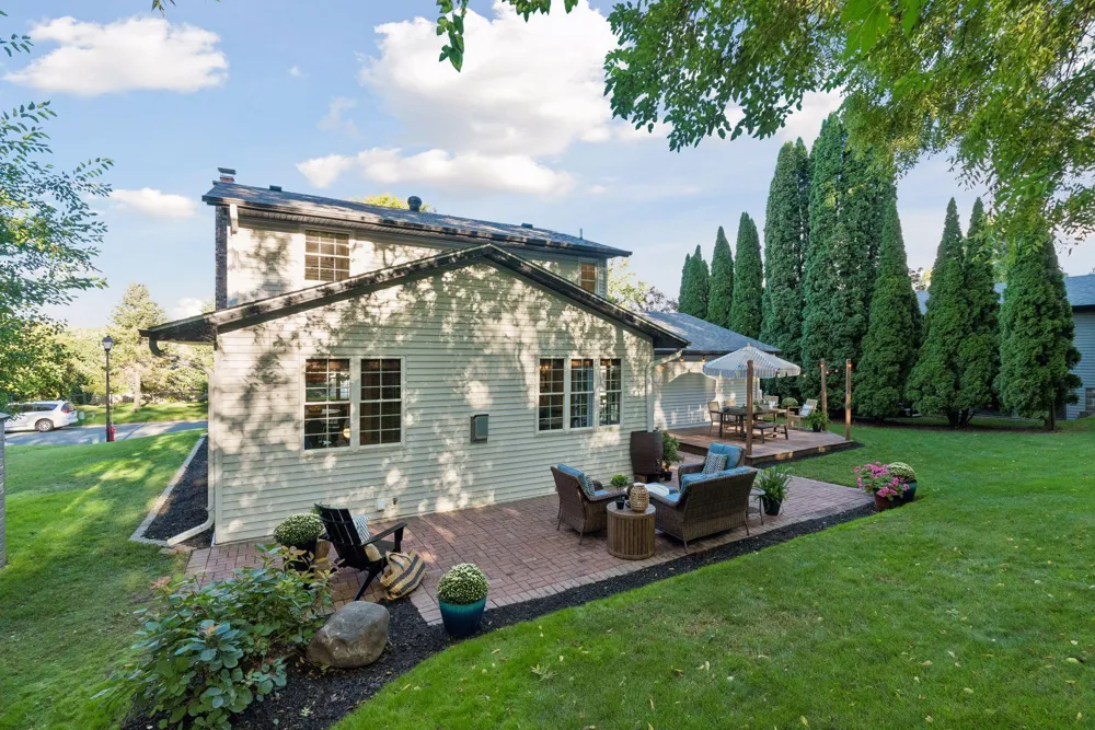 4275 Carlson Lake Lane Eagan, MN 55123