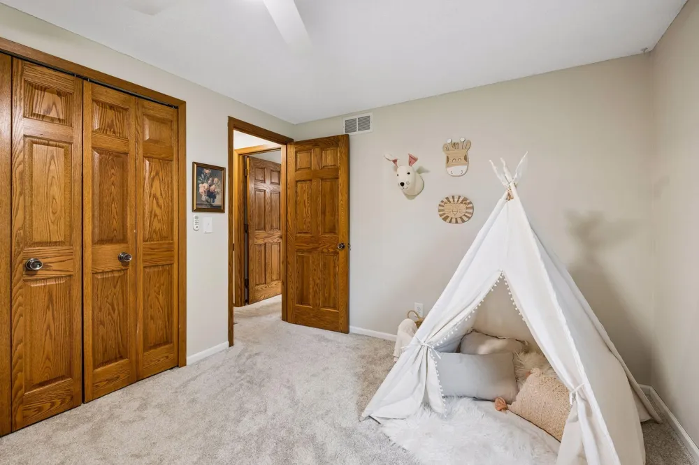 4275 Carlson Lake Lane Eagan, MN 55123