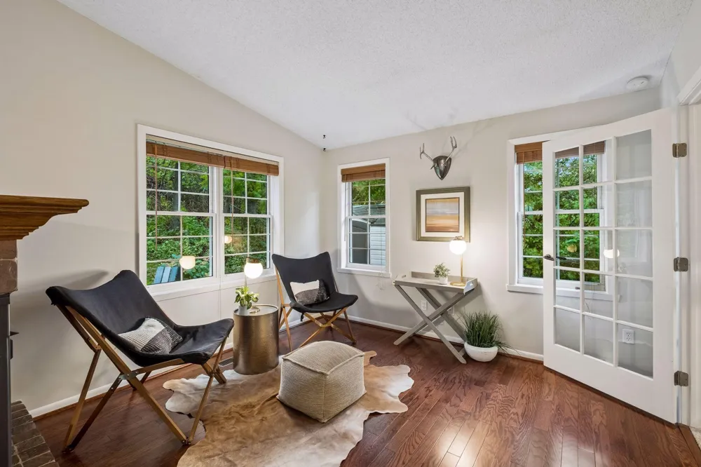4275 Carlson Lake Lane Eagan, MN 55123