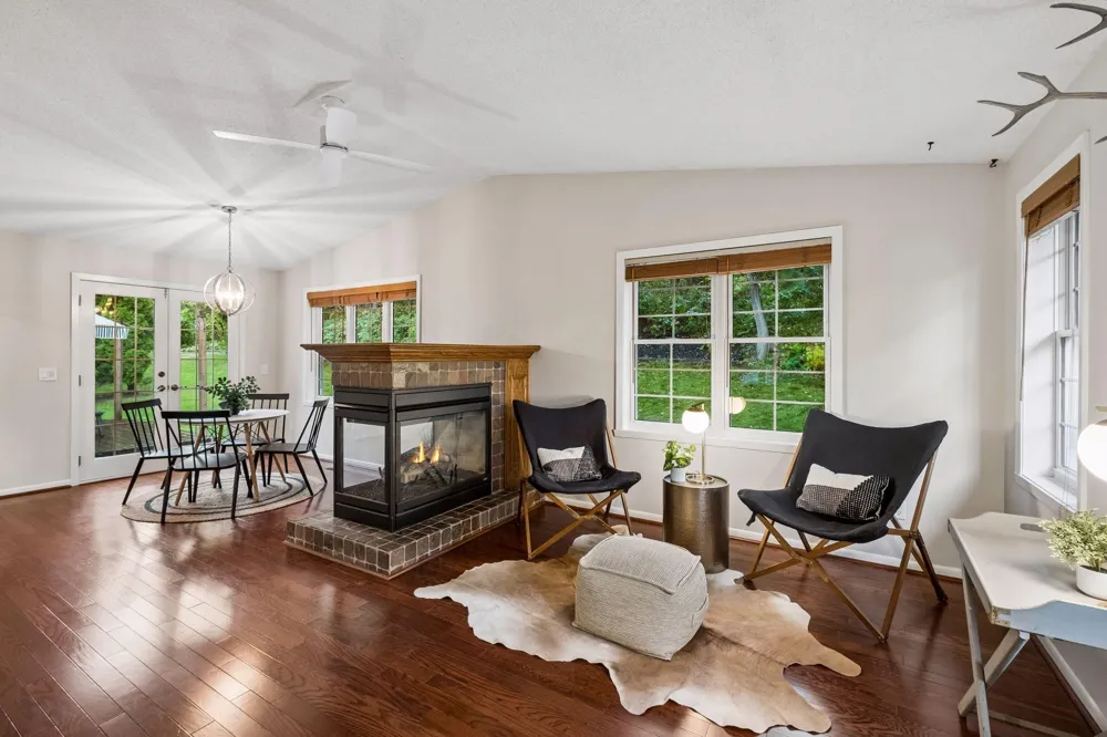 4275 Carlson Lake Lane Eagan, MN 55123