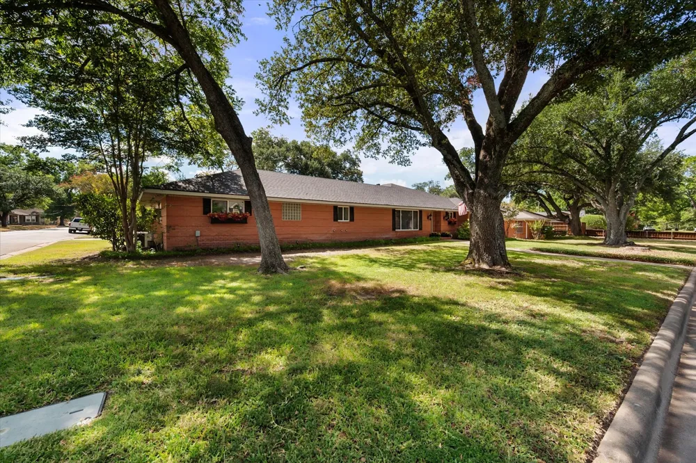 2001 W Park Avenue Corsicana, TX 75110