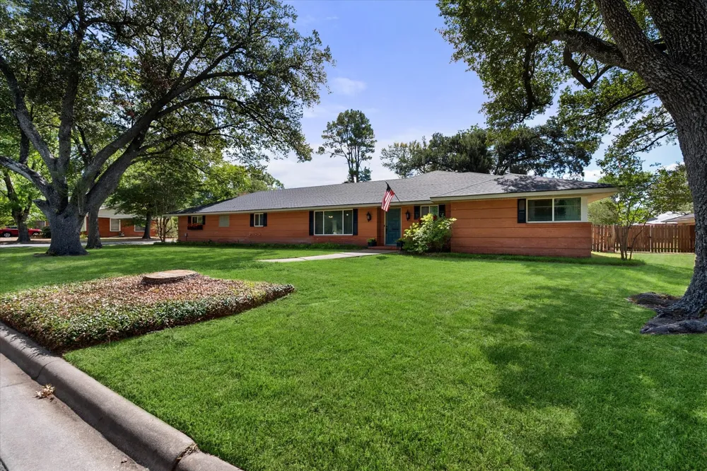 2001 W Park Avenue Corsicana, TX 75110