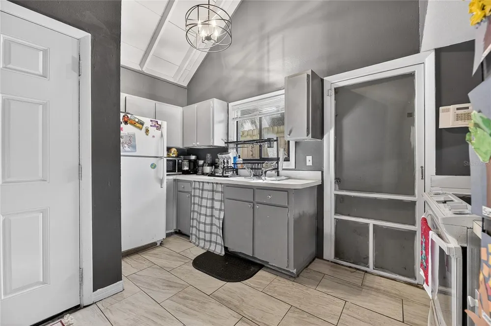 5601 ASHLEY OAKS DRIVE #6 Tampa, FL 33617