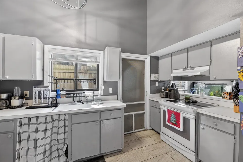 5601 ASHLEY OAKS DRIVE #6 Tampa, FL 33617