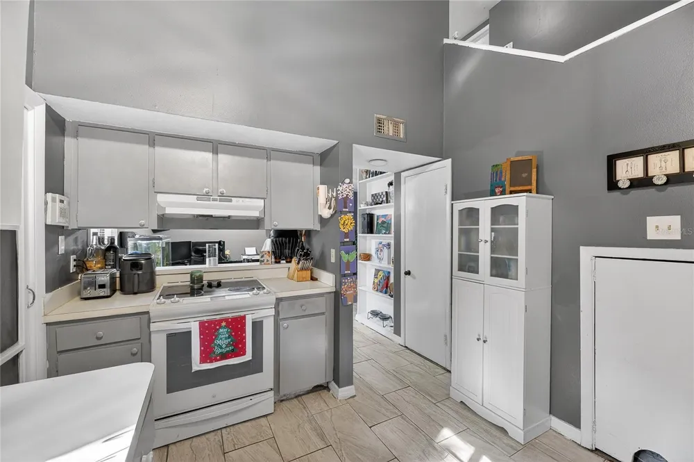 5601 ASHLEY OAKS DRIVE #6 Tampa, FL 33617