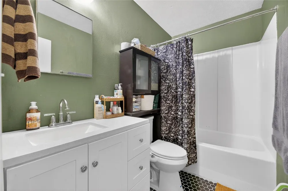 5601 ASHLEY OAKS DRIVE #6 Tampa, FL 33617