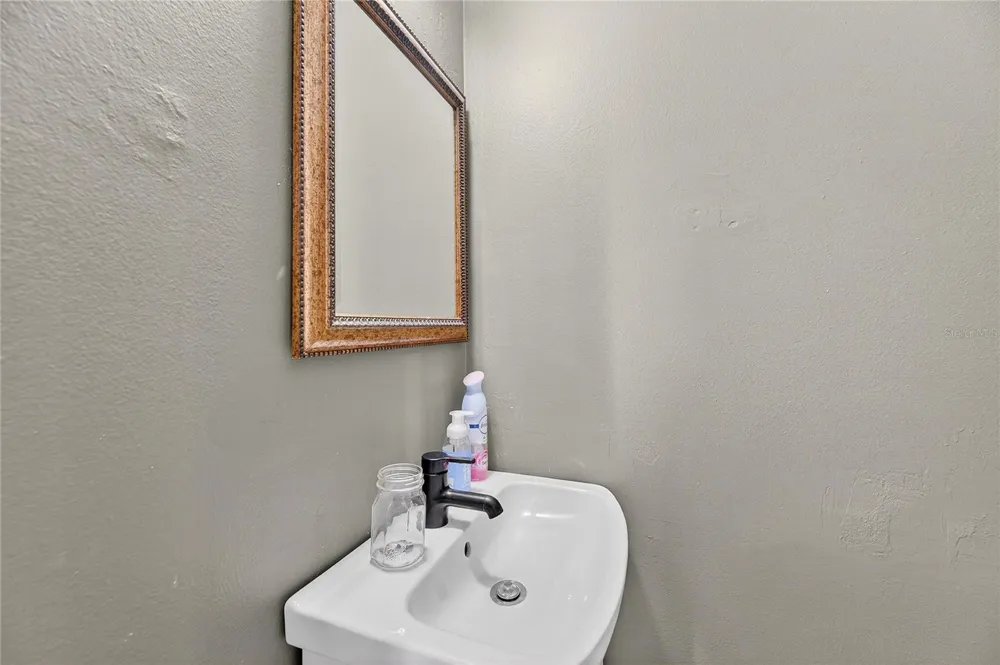 5601 ASHLEY OAKS DRIVE #6 Tampa, FL 33617