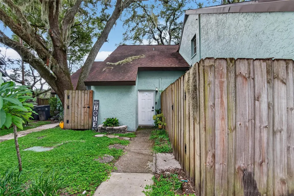 5601 ASHLEY OAKS DRIVE #6 Tampa, FL 33617