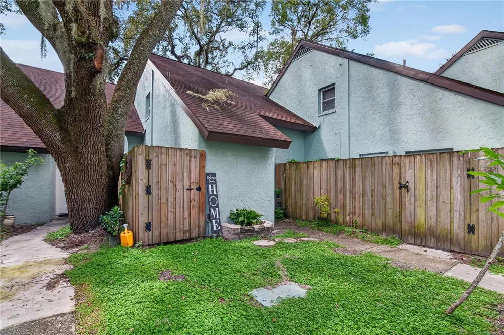 5601 ASHLEY OAKS DRIVE #6 Tampa, FL 33617