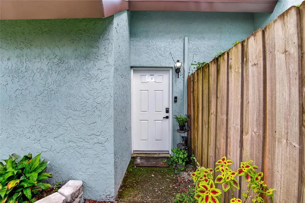 5601 ASHLEY OAKS DRIVE #6 Tampa, FL 33617