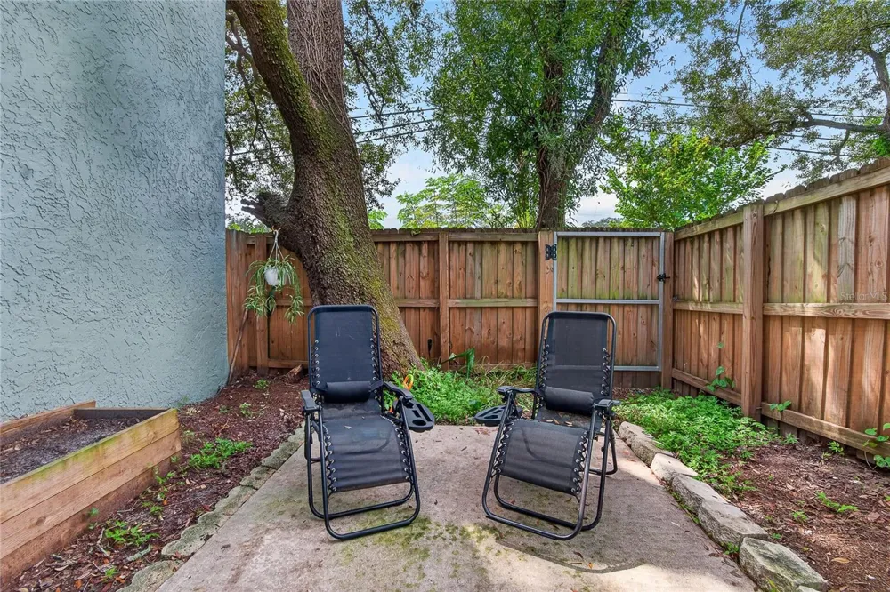 5601 ASHLEY OAKS DRIVE #6 Tampa, FL 33617