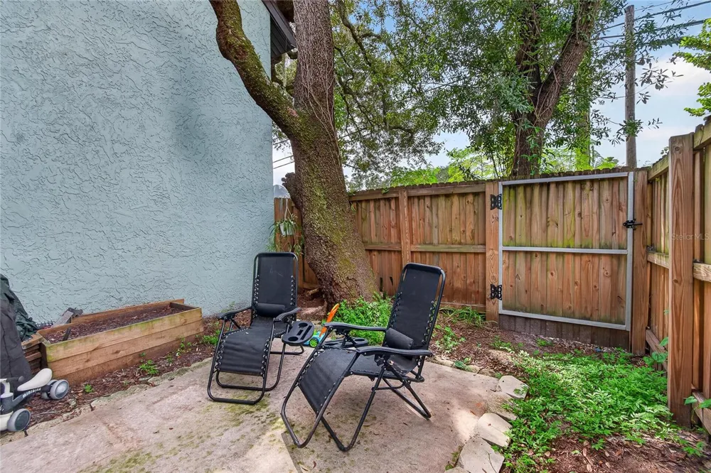 5601 ASHLEY OAKS DRIVE #6 Tampa, FL 33617